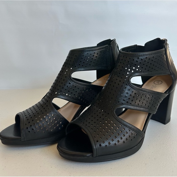 Bella Vita Leslie Perforated Gladiator Booties 7M - Picture 3 of 12